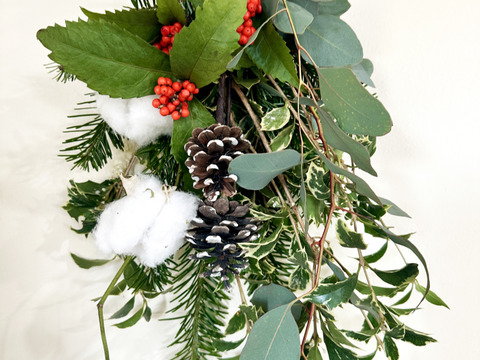 【クリスマス用スワッグ】飾るだけでお部屋が一気に“クリスマス仕様”に。綿花のふんわり感と、松ぼっくり・赤い実のアクセントが温かみのある冬を演出します。届いたら吊るすだけ。