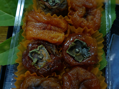 完熟した柿で作りました干し柿