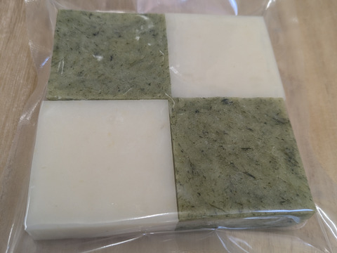 ヨモギ餅　　ヨモギと白の、食べ比べ