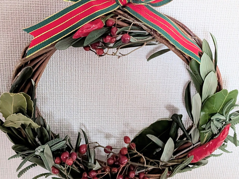 ハーブのクリスマスリース🌿 自然素材のクリスマスリース🎄ローリエ（月桂樹）ラベンダー、オリーブ、ローズヒップ、赤唐辛子、等🌿ハーブ🌿金属プラスチック系素材不使用☆自然栽培☆直径約18〜20cm