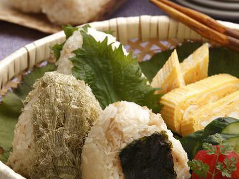 炊きあがったホタテはふっくら柔らか！

ごはんに混ぜて炊くだけで本格ホタテ炊き込みごはん！「ほたて飯の素」【200g】×3パックセット