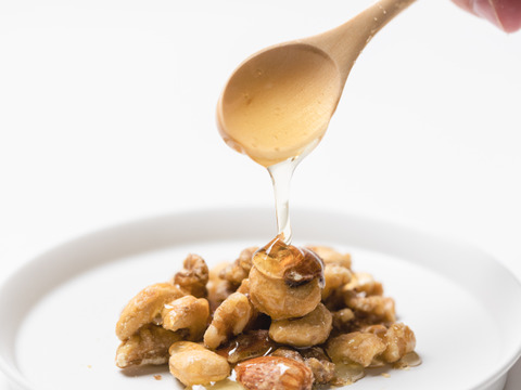 【こぼれにくい！スタンドボトル入り生はちみつ200g】使いやすさと美味しさを両立！佐賀県産の濃厚な生はちみつを、シンプルで便利な200gボトルに詰めました。