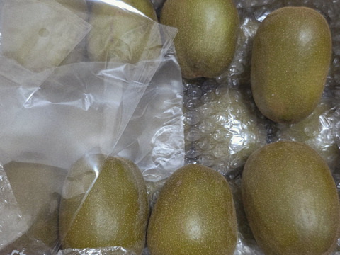 レインボーレッド （レッドキウイ）　中玉、大玉混合２．２Kｇ　糖度20度