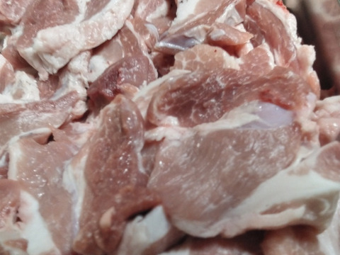お得❗信州産はちみつで育てた銘柄豚・冷蔵うでブロック・煮込み用（焼肉用も取れます）2kg～３kg
