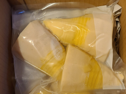 タケノコ水煮　１ｋｇ　　
朝堀のタケノコを新鮮なうちにあく抜きし真空パックしてます
クール便対応で新鮮なままお届けいたします。