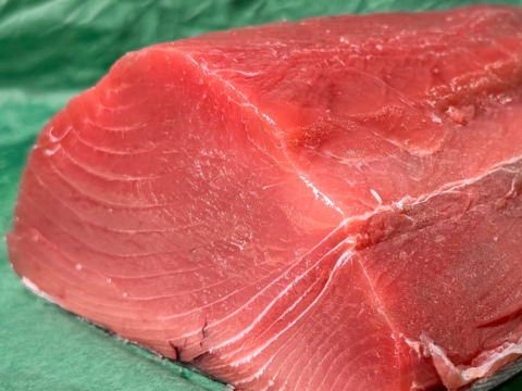 【無冷凍でお届け！】知床産天然本マグロ１ｋｇ（中トロ・赤身）