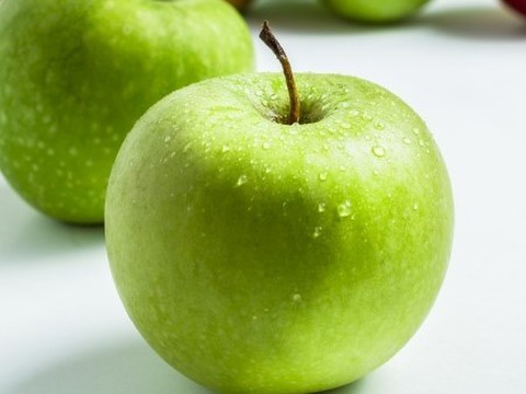 グラニースミス（約9.7㎏）26～43玉
欧米で青りんごといえばこれ　アップルパイにおすすめ