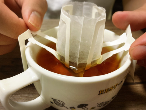 四万十川源流のまち愛媛県松野町の一番茶を手摘みで収穫
日本が誇る品種「やぶきた」で作った国産紅茶（５袋）