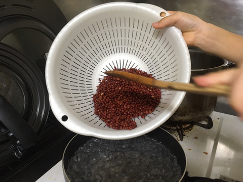 アクが出ないから炊くだけ簡単！小豆さん（１ｋｇ） Ｒ６年産【栽培期間中 肥料・農薬・たい肥不使用】