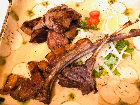 大迫力＆豪華イノシシ骨付きロースバラ　BBQやアウトドア、炭火焼で焼くと絶品です