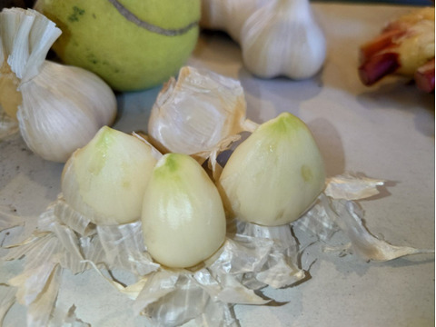 【ちょっと訳有❗】野菜セット（ジャガイモ、にんにく、新生姜）
大きさ色々　60サイズ　1.8㎏