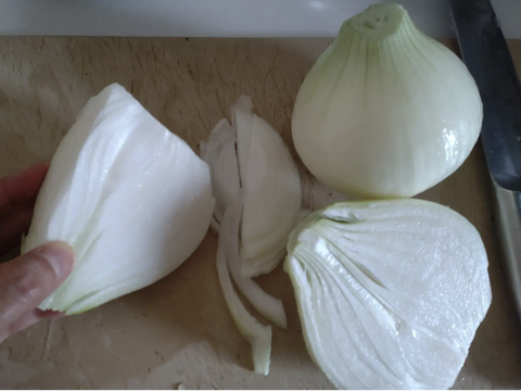 【農薬不使用 新玉ねぎ３kg】 農薬、除草剤、化学肥料等不使用 ☆玉ねぎ３キロ（80サイズ段ボールにほぼ満杯分です）☆農薬、除草剤、化学肥料不使用（葉の部分はお付けいたしません）