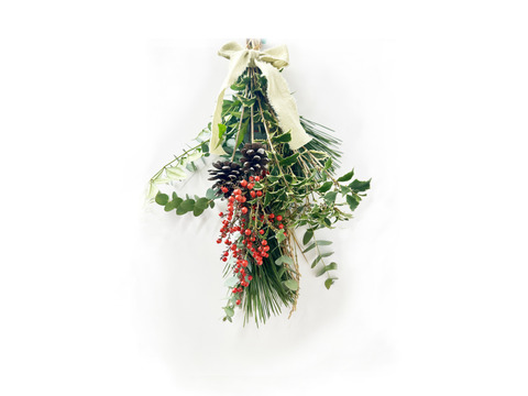 【クリスマス&正月用スワッグ】クリスマスからお正月まで長く楽しめる“和モダンスワッグ”季節をつなぐナチュラルスワッグ。縁起の良い素材が運気を整え、家に幸せを呼び込みます。後は吊るすだけ！