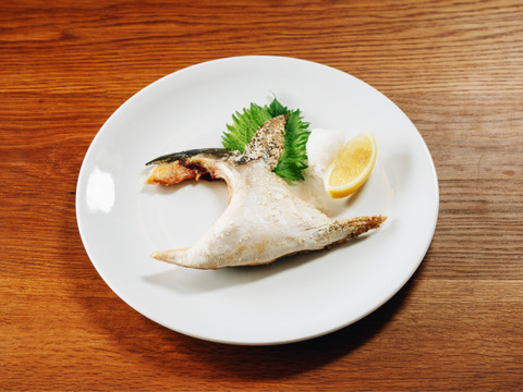 【鹿児島産ぶり】約2.2kg 冷凍・ぶり１尾セット（皮無ロイン1.8kg、カマ2p）