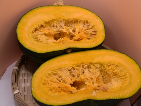 大地から甘さをお届け！栗カボチャブラックのジョー！食べきりやすいサイズを選びます。1.3kg以上確約　２個入り　南瓜界のユーティリティプレイヤー　どんな料理にも上品なかぼちゃの甘さで大活躍！！