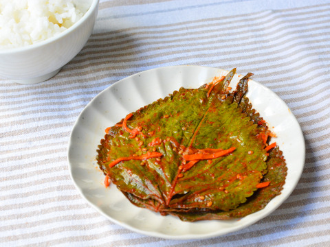 なつかしい味！ピリ辛「えごま」のうま味が、お口にしみわたる！！【えごまの葉キムチ漬け300g】