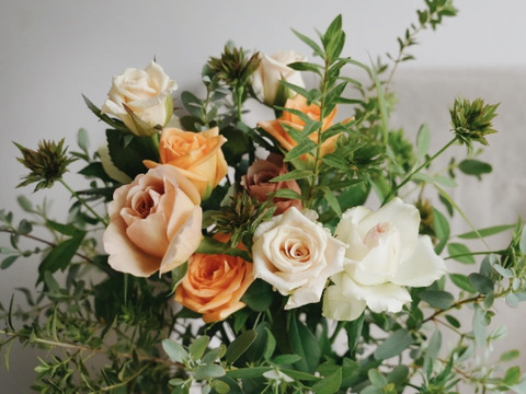 【定期便】バラと草花のクラッチブーケ