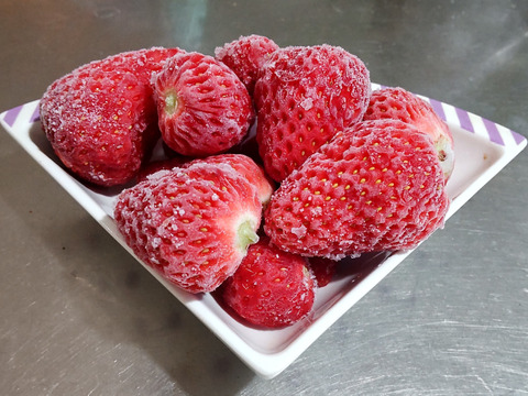 静岡県産　完熟冷凍イチゴ　１kg　品種は　紅ほっぺ よつぼし 恋みのり　から厳選
