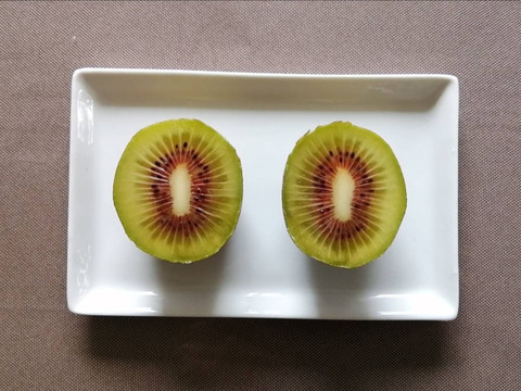 農薬不使用！【追熟済】レッドキウイ1kg