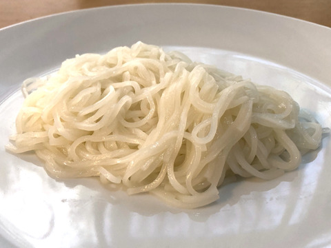 もっちもちの食感！自然栽培で育ったお米の旨味たっぷりのおいしい米めん白米（細麺）100ｇ