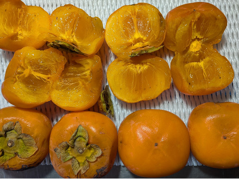 熟した柿とリンゴの箱詰め