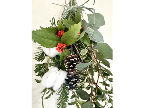 【クリスマス用スワッグ】飾るだけでお部屋が一気に“クリスマス仕様”に。綿花のふんわり感と、松ぼっくり・赤い実のアクセントが温かみのある冬を演出します。届いたら吊るすだけ。