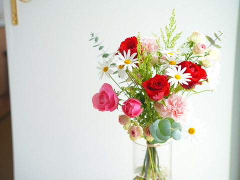 バラと草花のクラッチブーケ