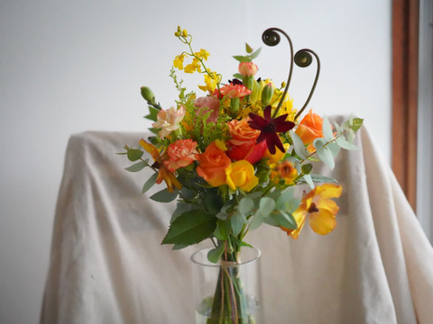 バラと草花のクラッチブーケ M