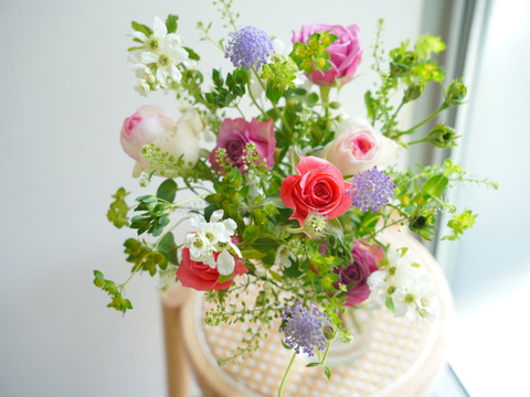 バラと草花のクラッチブーケ