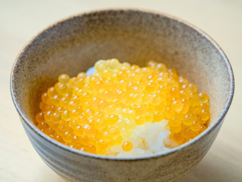 プチッと弾ける！金色に輝くイクラ、つきみいくら（200g）【冷凍でお届け】