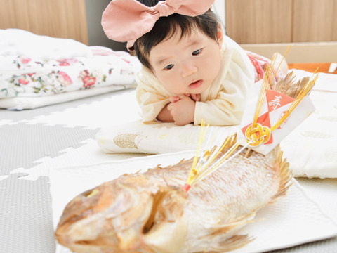 【お食い初めに】笑顔溢れるお食い初めに、とびきりのご馳走を！＜お食い初め用・塩焼き鯛＞