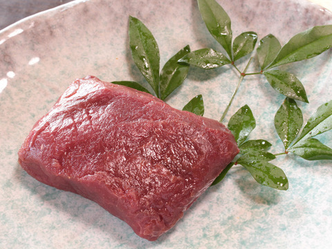 馬刺し２５０g　《やや歯ごたえのある国産種赤身の美味しい馬刺し》ブロック２～３