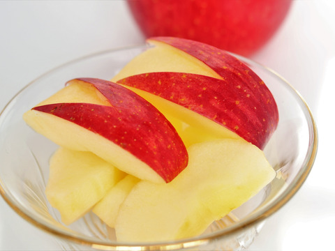 ୨୧お試し価格୨୧　酸味と甘味のバランス抜群の山形県産のりんご　サンふじりんご　２㎏（小玉）