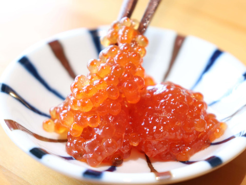 サーモントラウト筋子 塩漬け 150g ×４パックと サーモン兜 とハラスの燻製 4 パック 詰め合わせ