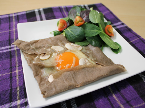 長野県産[香り高い全粒粉]のそば粉（500g）。使いやすい100メッシュサイズ。