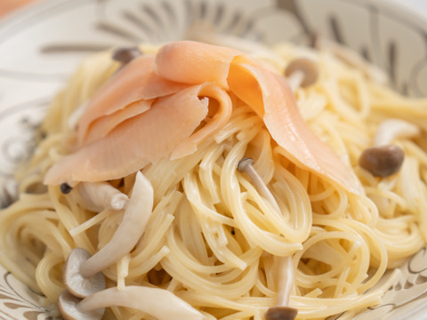 香り、味わい、食感の三重奏！本桜鱒のスモークサーモン三種食べ比べセット