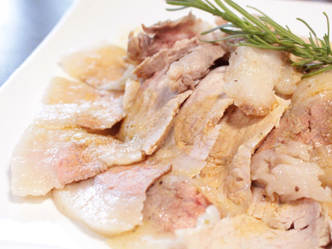 自然の中で飼育された、大月のびのび放牧豚の切り落とし肉 約1.5kg以上　(約300g×5パック)