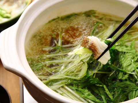 冷えてきた夜には鯛鍋！刺身でも食べられるジューシーな鯛で味わって！〈〉３枚下ろし皮あり〉