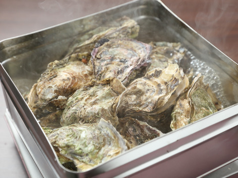 新商品☆Mサイズ殻付き牡蠣　中缶入り ☆　そのまま火にかけるだけ　もくもく湯気　　牡蠣　草津　広島　カンカン焼　　！！【冬ギフト】加熱用