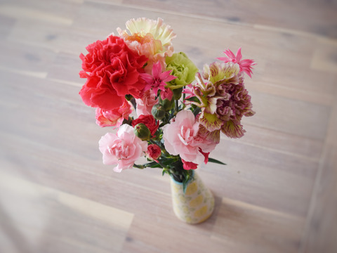 【母の日ギフト】かわいい花瓶とカーネーション花束のギフト💐