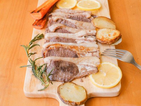 こだわりのエゾシカローススライス
200g真空パック
3mmのスライス、焼肉やBBQに最適