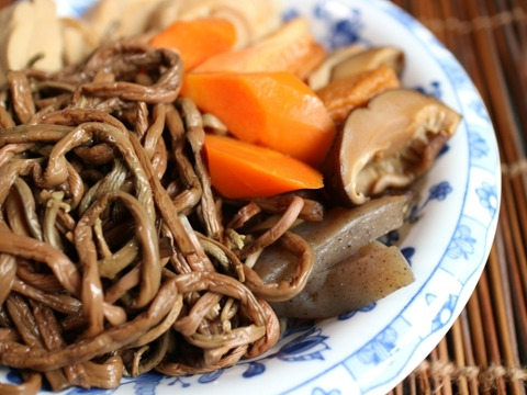 【令和７年新物】天然ぜんまい！食感やみつき‼ばあちゃんが手もみした干しぜんまい（50g)  妙高市産 5~6倍に増える 乾燥ぜんまい  オマケ付き！