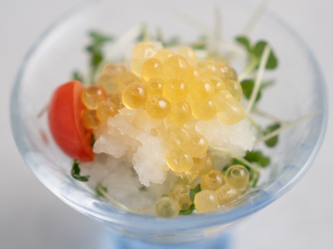 プチッと弾ける！金色に輝くイクラ、つきみいくら（200g）【冷凍でお届け】