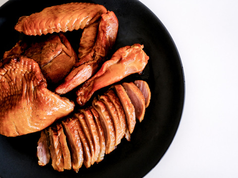 放し飼い鶏の長期育成肉 「俺のすべて」スモークチキンと放牧有精卵の燻製たまご