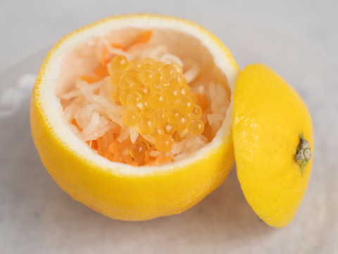 プチッと弾ける！金色に輝くイクラ、つきみいくら（200g）【冷凍でお届け】