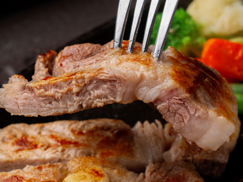 【夏ギフト】十勝放牧黒豚　焼肉セット　最高級部位ステーキ肉＆無添加生ソーセージ（ロース肉3枚+生ソーセージ3パック）熨斗対応可能