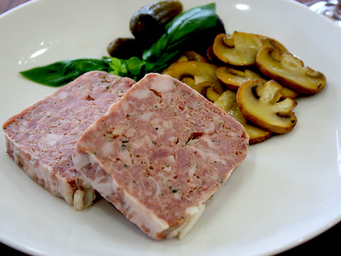 【おまとめ買い】豚肉多めでクセが少なく食べやすい！手作りの良さを生かした本格パテ。　パテ・ド・カンパーニュ 700ｇ×3本セット