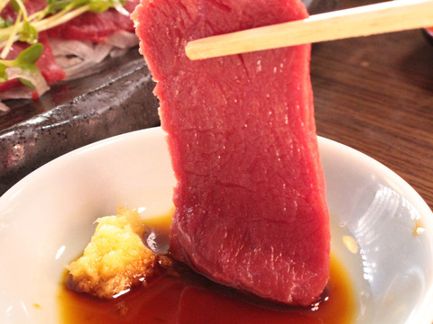 馬刺し２５０g　《やや歯ごたえのある国産種赤身の美味しい馬刺し》ブロック２～３