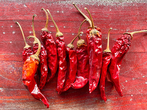 【激辛注意！】赤唐辛子 乾燥 栽培期間中農薬不使用 100g ネコポス発送 龍の尾