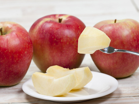 【ストレート】【無添加】濃厚葡萄まる搾りジュース720ｍｌ（砂糖不使用）×1本,
【ストレート】完熟りんごまる搾りジュース720ｍｌ（砂糖不使用）×１本